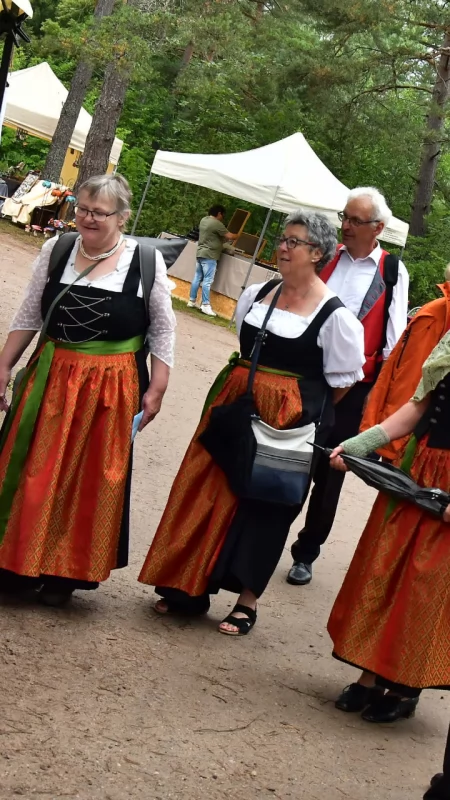Jarmark Wdzydzki rozpoczęty. Tysiące gości mimo niesprzyjającej pogody zjeżdża do Wdzydz