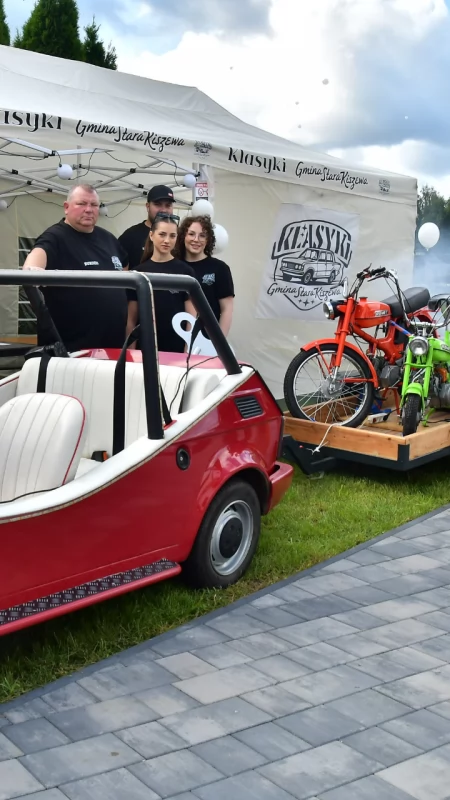 Zlot PRL-owskiej motoryzacji w Starej Kiszewie. Syrenki, maluchy i słynny „Borewicz” na ulicach