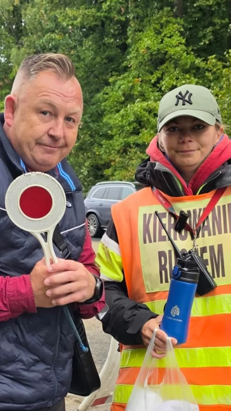 Pani Monika zatrzymuje setki samochodów. Kieruje ruchem, znosi deszcz i… zwiedza świat