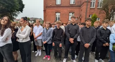Nowy rok szkolny rozpoczęty. Zmiany w systemie edukacji i uroczyste apele w szkołach