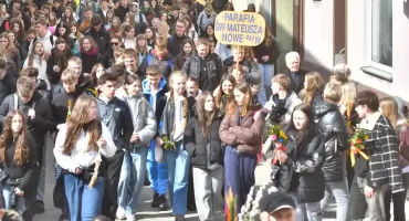 Tłumy na ulicach Kościerzyny. Diecezjalny Zjazd Młodzieży pod znakiem wielkiej wiary