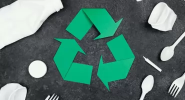 Recykling w gastronomii – czy zużyte tacki i pojemniki mogą wrócić do obiegu zamkniętego?