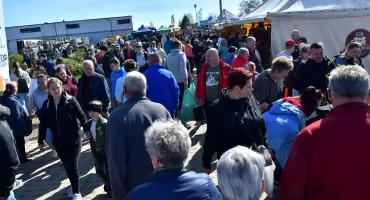 Ogrodniczy hit sezonu w Lubaniu. Kolorowe stoiska i tłumy odwiedzających
