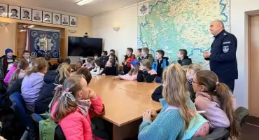 Uczniowie z Wielkiego Podlkesia poznali pracę policji w Kościerzynie