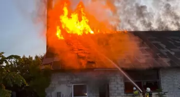 Stara Kiszewa. Ponad 3 godziny strażacy walczyli z pożarem stolarni