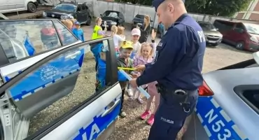 Policjanci odsłonili dzieciom kulisy swojej służby