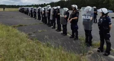 Potężne siły policji na lotnisku w Borsku!