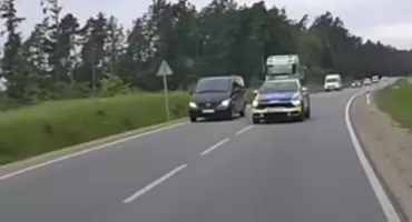 Kierowca radiowozu złamał prawo? Wyprzedzał na czołówkę?