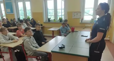Bezpieczne wakacje zaczynają się w szkole. Policjanci z KPP Kościerzyna na zajęciach profilaktycznych