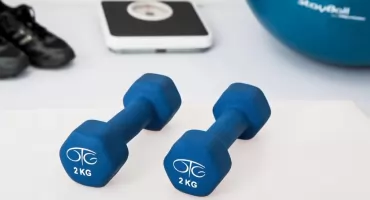 Trening z hantlami w domu – jak buduje siłę i kształtuje sylwetkę?