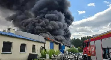 Pożar hali produkcyjnej w Skorzewie. Alert RCB dla mieszkańców dwóch powiatów