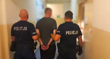 Wyrzucał meble przez okno z 3 piętra. Policja znalazła narkotyki na 1200 porcji