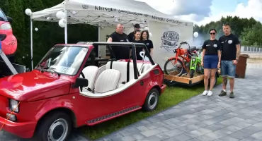 Zlot PRL-owskiej motoryzacji w Starej Kiszewie. Syrenki, maluchy i słynny „Borewicz” na ulicach