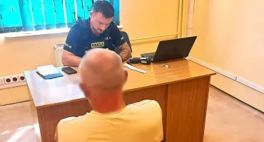 47-latek pijany za kierownicą opla. Wcześniej wyrzucił śmieci na cudzej posesji i uderzył w auto właściciela
