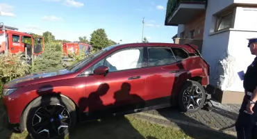 BMW uderzyło w budynek. Trzy osoby, w tym dwójka dzieci, trafiły do szpitala!