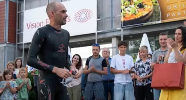 Dawid Frankowski płynął 12 godzin, żeby pomóc dziecku!