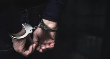 Głośna muzyka, narkotyki i napaść na policjantów. 33-latek z Kościerzyny usłyszał zarzuty