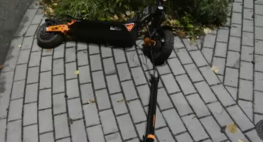 Pijany 16-latek na hulajnodze zderzył się z autem! Przewoził dziewczynę w tym samym wieku!