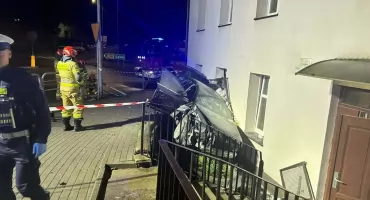 Auto uderzyło w blok w Kościerzynie [ZDJĘCIA, FILM]
