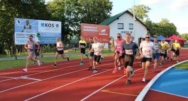 Kościerska „Piątka” na stadionie lekkoatletycznym. Młodzież i dorośli na starcie