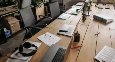 Jakie gadżety warto mieć w swoim biurze, które realnie ułatwiają pracownikom dzień?