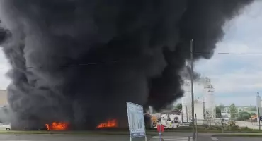 Pożar w rejonie ul. Przemysłowej w Kościerzynie. Płonie skład budowlany! [FILM]
