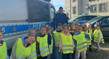 Mali goście w kościerskiej komendzie – lekcja bezpieczeństwa dla przedszkolaków