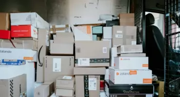Paczka świąteczna za granicę - kiedy ją nadać i jak zapakować, żeby dotarła na czas?
