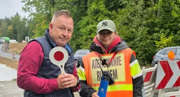 Pani Monika zatrzymuje setki samochodów. Kieruje ruchem, znosi deszcz i… zwiedza świat