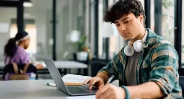 Najlepsze studia podyplomowe 2026 – co wybrać, jeśli chcesz się przebranżowić?