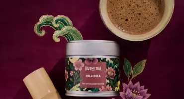 Prażona zielona herbata z Japonii Kusmi Tea. Czym jest hojicha i dlaczego warto jej spróbować?