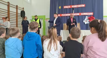 Kościerzyna stawia na bezpieczeństwo najmłodszych. 360 kamizelek trafiło do uczniów