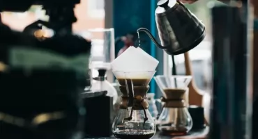 Kawa filtrowana vs espresso – dlaczego coraz więcej Polaków przechodzi na metody alternatywne?