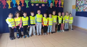 Policjanci odwiedzili uczniów w Kaliszu Kaszubskim. Przypomnieli o bezpieczeństwie na drodze